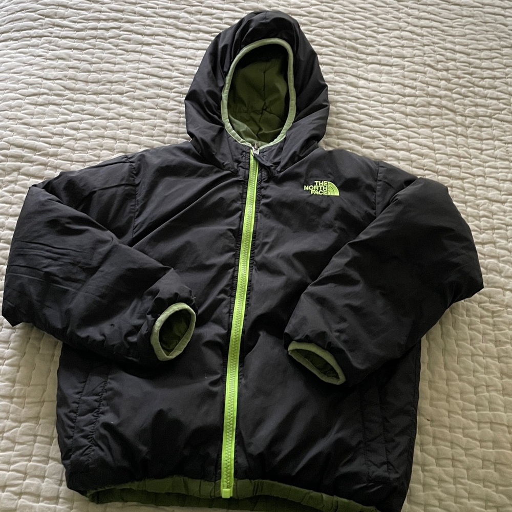 The North Face 550 Down Puffer Reversible Hooded Boy's 7/8 Jacket Black Green - Picture 9 of 10